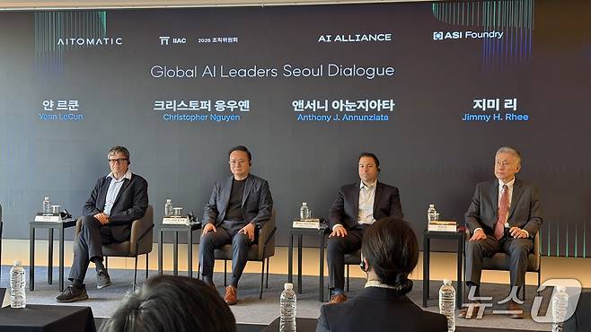 (왼쪽부터) 얀 르쿤 뉴욕대 교수 겸 AMI 랩스 창업자·회장, 크리스토퍼 응우옌 에이토매틱 공동창업자·최고경영자(CEO), 앤서니 아눈지아타 AI 얼라이언스 공동창립자, 지미 리 ASI파운드리 회장이 12일 서울 중구 웨스틴조선서울에서 열린 '산업 AI 글로벌 협력' 기자간담회에 참석했다. ⓒ 뉴스1 이기범 기자