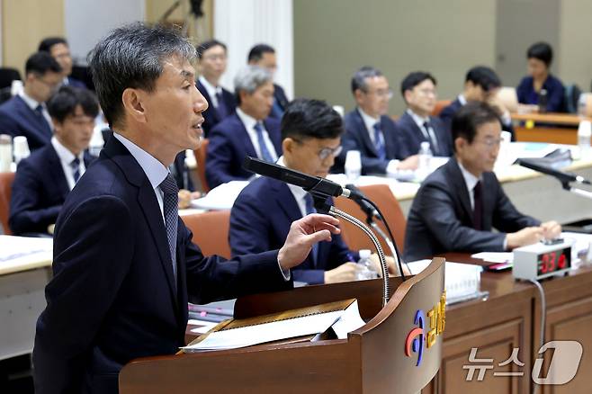 김영신 감사위원이 12일 오전 서울 종로구 감사원에서 열린 국회 법제사법위원회의 감사원에 대한 국정감사에 출석해 의원 질의에 답하고 있다. 2026.10.12 ⓒ 뉴스1 이광호 기자
