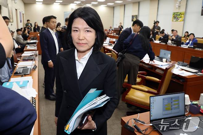 이진숙 국민의힘 의원이 12일 서울 여의도 국회 과학기술정보방송통신위원회에서 열린 방송미디어통신위원회 등에 대한 국정감사에서 정회 후 퇴장하고 있다. 이날 과방위는 이 의원의 제척 여부를 결정하기 위해 전체회의를 열고 정회를 선포했다. 2026.10.12 ⓒ 뉴스1 황기선 기자