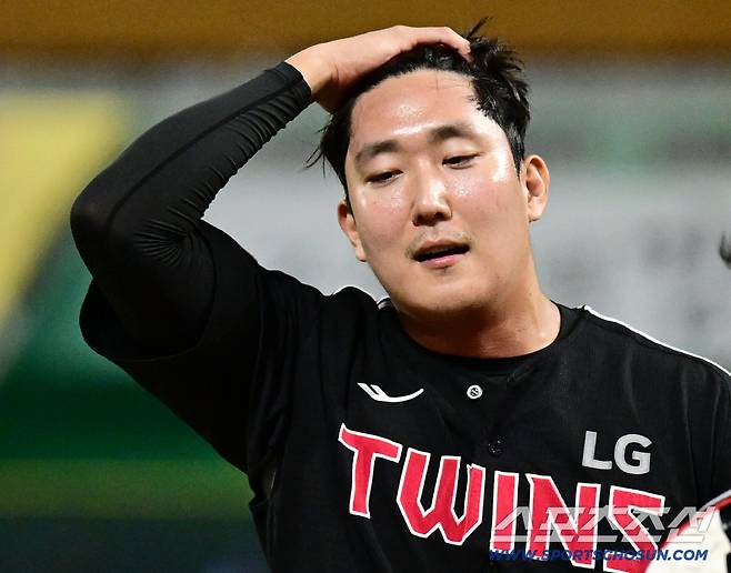 30일 인천 SSG랜더스필드에서 열린 SSG와 LG의 경기. LG가 SSG에 4대 3으로 패했다. 9회말 끝내기 안타를 허용한 LG 마무리 손주영이 그라운드를 나서고 있다. 인천=송정헌 기자songs@sportschosun.com/2026.09.30/