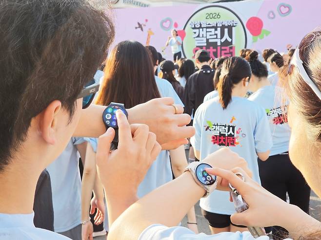 지난 5월 경기 용인 에버랜드에서 열린 ‘갤럭시 워치런’ 현장. 참가자들이 달리기 전 스마트워치를 설정하고 있다. 심박수와 운동 기록 등을 측정할 수 있는 스마트워치를 착용하고 4.82㎞ 코스를 달리는 행사였다. 약 1000명이 참가했다. /삼성전자