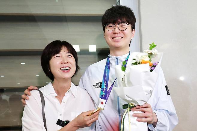 한국 농구 사상 첫 모자(母子) 아시안게임 금메달리스트라는 역사를 쓴 성정아(왼쪽)-이현중 모자가 밝게 웃고 있다. 뉴스1