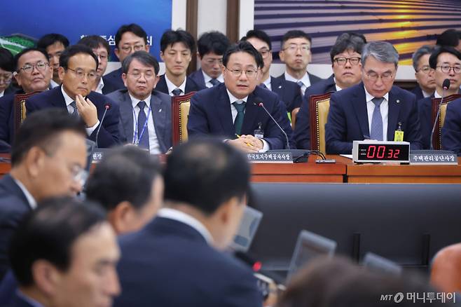 (서울=뉴스1) 신웅수 기자 = 이성훈 한국토지주택공사 사장이 12일 서울 여의도 국회에서 열린 국토교통위원회의 한국토지주택공사 등에 대한 국정감사에서 의원 질의에 답변하고 있다. 2026.10.12/뉴스1 Copyright (C) 뉴스1. All rights reserved. 무단 전재 및 재배포, AI학습 이용 금지. /사진=(서울=뉴스1) 신웅수 기자