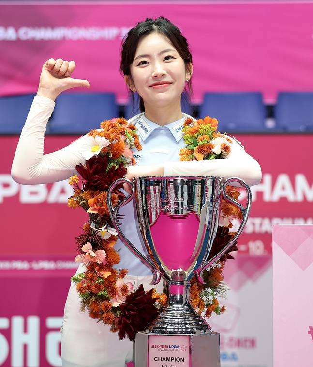 정수빈이 11일 경기도 고양시 '고양 킨텍스 PBA 스타디움'에서 열린 이미래와 프로당구 2026-27시즌 4차 투어 '크라운해태 PBA-LPBA 챔피언십' LPBA 결승전에서 승리 후 트로피를 들고 포즈를 취하고 있다. /사진=PBA 투어 제공