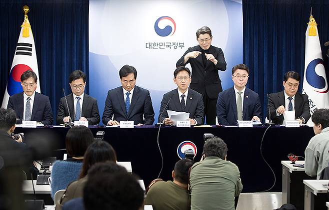 지난해 10월 통신사와 롯데카드 등에서 민감한 개인정보가 대규모 유출되자 배경훈 부총리 겸 과학기술정보통신부 장관이 서울 종로구 정부서울청사 본관 브리핑룸에서 ‘범부처 정보보호 종합대책’ 관련 브리핑을 했다. 연합뉴스