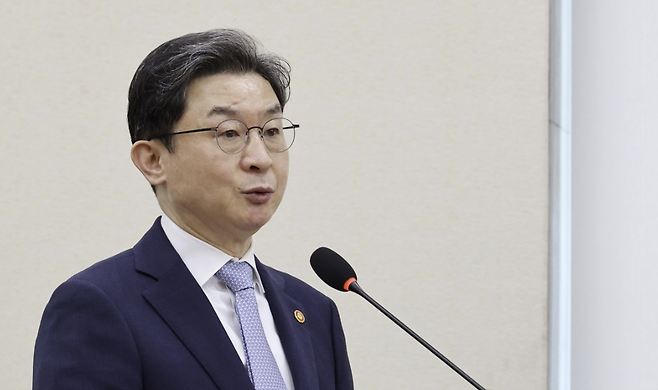 이억원 금융위원장이 10월 8일 국회 정무위원회에서 열린 금융위원회 등에 대한 국정감사에서 업무보고를 하고 있다. 연합뉴스