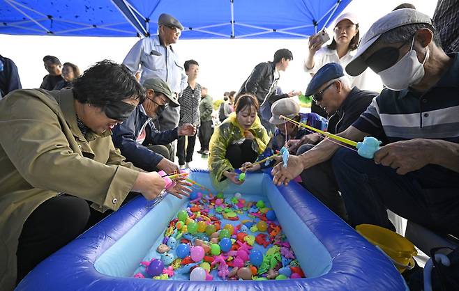 13일 대구 달서구 두류공원 인라인스케이트장에서 열린 제47회 흰지팡이의 날 기념 대구시각장애인복지대회에서 시민들이 안대를 쓰고 낚시게임을 하고 있다. 이윤호기자