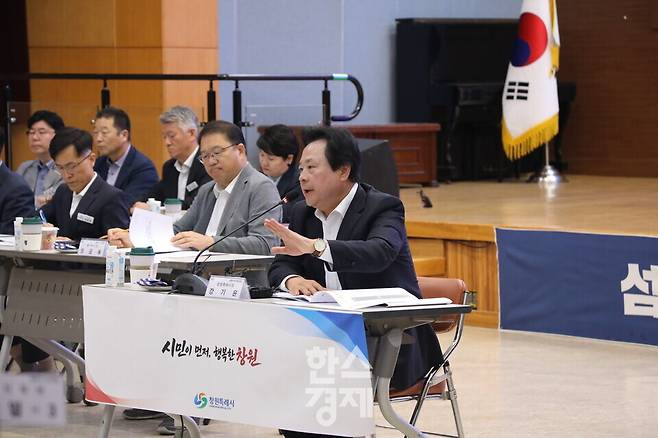 강기윤 창원특례시장이 오늘(13일) 시청 시민홀에서 열린 출범 100일 기자간담회에서 기자들의 질문에 답하고 있다. 사진=정수연 기자