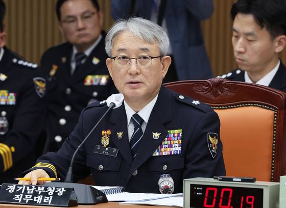 13일 경기도 수원시 장안구 경기남부경찰청에서 열린 국회 행정안전위원회의 경기남ㆍ북부경찰청에 대한 국정감사에서 김홍근 경기남부경찰청장 직무대리가 위원 질의에 답하고 있다. 〈사진=연합뉴스〉