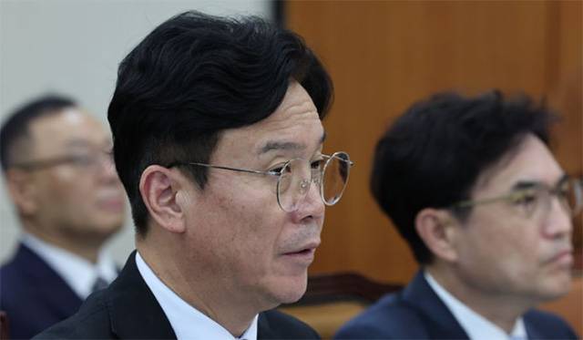 김영훈 고용노동부 장관이 13일 여의도 국회에서 열린 기후에너지환경노동위원회의 고용노동부 국정감사에 출석해 의원 질의에 답변하고 있다./뉴시스