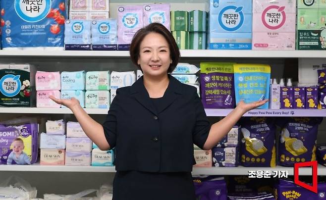 최현수 깨끗한나라 회장이 서울 용산구 한남대로 깨끗한나라 본사에서 아시아경제와 인터뷰에서 포즈를 취하고 있다. 조용준 기자