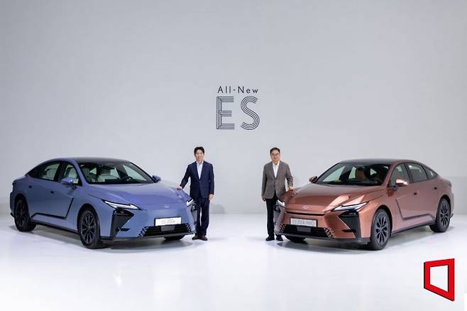 렉서스코리아는 13일 서울 워커힐호텔에서 프리미엄 전동화 세단 '올 뉴 ES'를 공식한다고 밝혔다. 치아시 코헤이 렉서스 인터내셔널 수석 엔지니어(왼쪽부터), 콘야마 마나부 렉서스코리아 사장. 렉서스 코리아