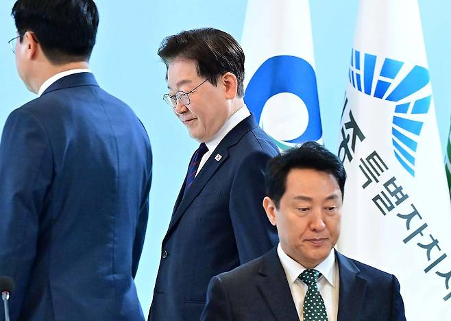 이재명 대통령이 지난 8월 26일 청와대에서 열린 중앙지방협력회의에서 오세훈 서울시장 뒤로 입장하고 있다. 청와대사진기자단