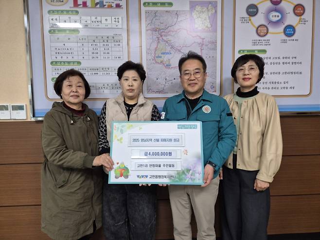 정선 고한읍 고한1리 황영자(사진 왼쪽 두번째) 이장 등 만항마을 주민들은 2025년 3월 고한읍행정복지센터를 방문해 영남지역 산불 피해 지원을 위한 성금 400만원을 기탁했다.