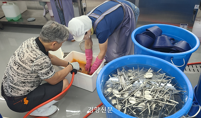전북 순창다회용기세척장에서 작업자들이 지역 행사장과 장례식장 등에서 수거한 수저와 다회용기를 물로 씻어내며 1차 애벌세척을 하고 있다. 김창효 선임기자