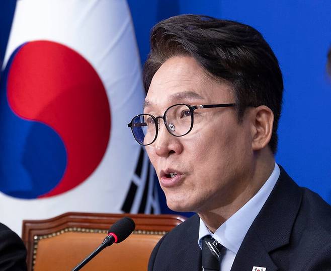 김민석 더불어민주당 대표가 12일 국회에서 열린 최고위원회의에서 발언하고 있다. 연합뉴스