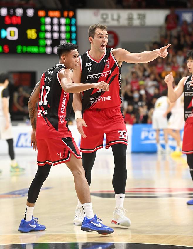 안양 정관장 아반도(왼쪽)와 무니. KBL 제공