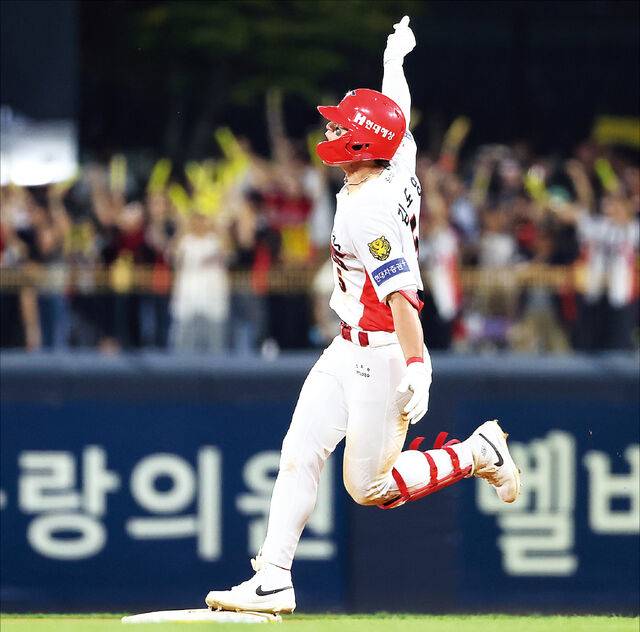 KIA 타이거즈 김도영이 12일 광주 KIA챔피언스필드에서 열린 LG 트윈스와의 2026 KBO리그 정규시즌 최종전에서 8회말 역전 투런포를 터뜨리고 베이스를 돌고 있다. 시즌 45번째 홈런이자 통산 100번째 홈런이었다. 연합뉴스