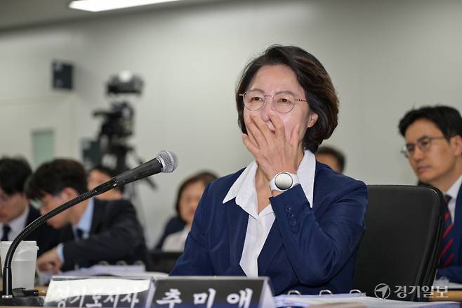 국회 행정안전위원회의 경기도 국정감사에서 추미애 경기도지사가 웃음을 터뜨리고 있다. 윤원규기자