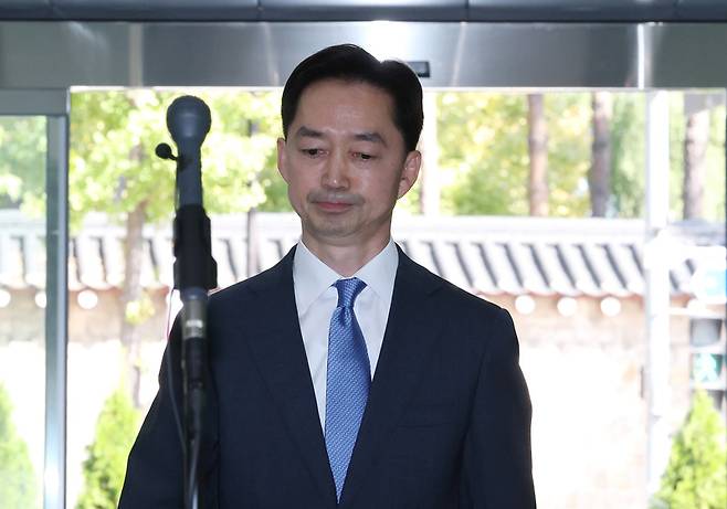김지용 중대범죄수사청장 후보자가 지난 8일 인사청문회 준비 사무실이 마련된 정부서울청사 창성동 별관에 들어서고 있다. / 사진=연합뉴스