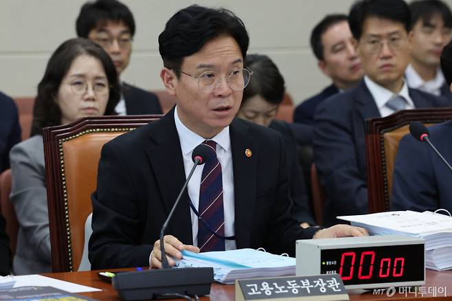 김영훈 고용노동부 장관이 13일 여의도 국회에서 열린 기후에너지환경노동위원회의 고용노동부 국정감사에 출석해 의원 질의에 답변하고 있다./사진=뉴시스