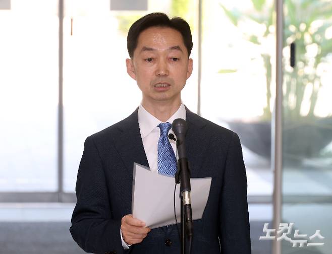 김지용 중대범죄수사청장 후보자가 8일 정부서울청사 창성동 별관에서 인사청문회를 앞두고 입장을 밝히고 있다. 김 후보자는 중수청의 정치적 중립성과 수사 독립성을 확고히 지키겠다는 입장을 밝혔다. 황진환 기자
