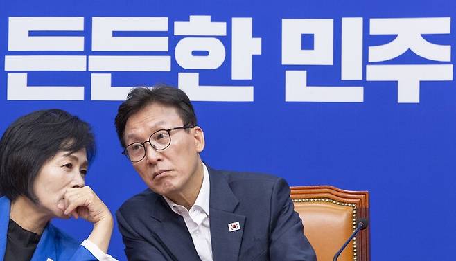 더불어민주당 김민석 대표(오른쪽)와 최민희 최고위원이 9월31일 국회에서 열린 최고위원회의 도중 대화하고 있다. ⓒ연합뉴스
