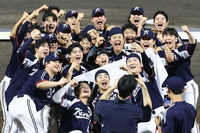 KBO 전강위가 13일 2026아시아프로야구챔피언십(APBC)에 출전할 33명의 대표팀 엔트리를 발표했다. 사진은 지난달 열린 아시안게임 당시 대표팀 모습. 뉴시스