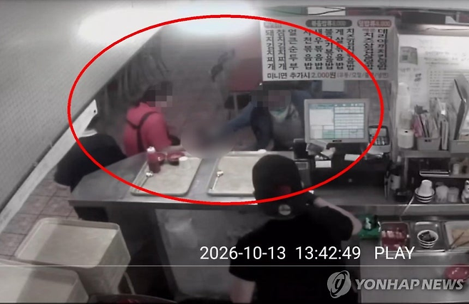 13일 인천시 남동구 대형 상업시설에서 50대 남성이 흉기 난동을 벌여 8명이 다쳤다. 사진은 건물 2층 식당가 폐쇄회로(CC)TV에 담긴 피의자 범행 모습. 독자제공·연합뉴스