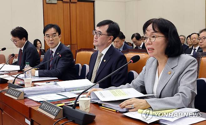 질문에 답하는 송경희 개인정보보호위원장 (서울=연합뉴스) 배재만 기자 = 송경희 개인정보보호위원장이 13일 국회 정무위원회에서 열린 국정감사에서 위원 질문에 답하고 있다. 2026.10.13 scoop@yna.co.kr