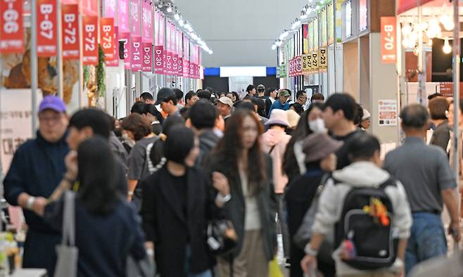 14일 대구 북구 엑스코에서 열린 제26회 대구국제식품산업전이 관람객들로 북적이고 있다. 이번 행사는 17일까지 무료로 관람할 수 있으며, 농·수·축·임산물 및 지자체 특산물관, 주류·음료관, 식품기계·기기관 등 250여 개사 450개 부스가 참여해 다양한 식품과 관련 제품을 선보인다. 이윤호기자
