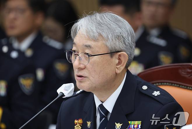 김홍근 경기남부경찰청장 직무대리(왼쪽부터)와 이승협 경기북부경찰청장이 13일 경기 수원시 장안구 경기남부경찰청에서 열린 국회 행정안전위원회의 경기남북부경찰에 대한 국정감사에서 의원 질의에 답하고 있다. 2026.10.13 ⓒ 뉴스1 김영운 기자