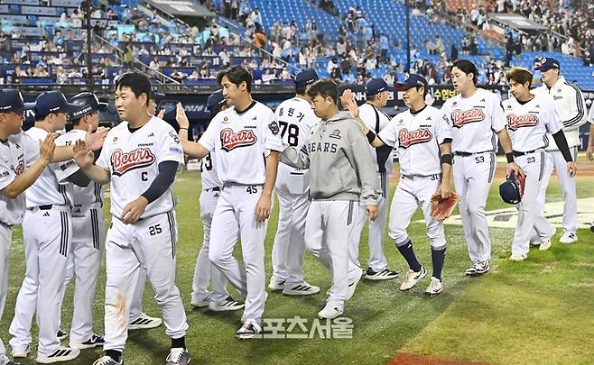 두산 선수들이 10일 잠실구장에서 열린 2026 KBO리그 키움과 경기에서 5-0으로 승리한 뒤 하이파이브를 나누고 있다. 잠실 | 박진업 기자 upandup@sportsseoul.com