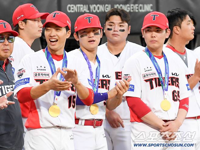 29일 광주 기아챔피언스필드에서 열린 KIA와 KT의 경기. 아시안게임 금메달리스트 KIA 박재현, 김도영, 성영탁이 동료들의 축하를 받고 있다. 광주=박재만 기자 pjm@sportschosun.com/2026.09.29/