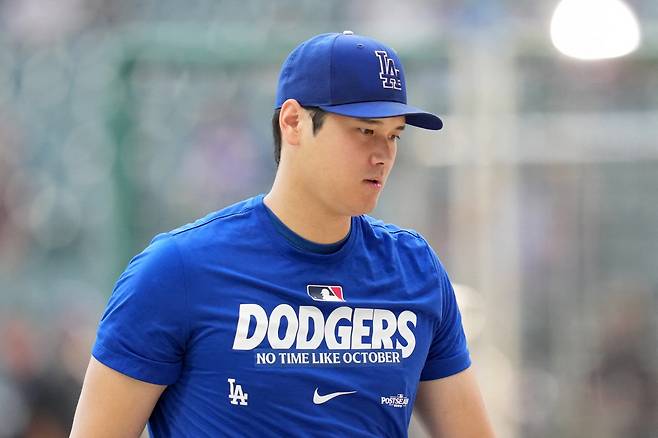 MILWAUKEE, WISCONSIN - OCTOBER 12: Shohei Ohtani #17 of the Los Angeles Dodgers walks across the field during batting practice prior to game two of the National League Championship Series against the Milwaukee Brewers at American Family Field on October 12, 2026 in Milwaukee, Wisconsin. John Fisher/Getty Images/AFP (Photo by John Fisher / GETTY IMAGES NORTH AMERICA / Getty Images via AFP)
<저작권자(c) 연합뉴스, 무단 전재-재배포, AI 학습 및 활용 금지>