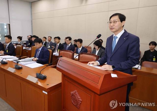 김성주 국민연금공단 이사장이 14일 국회에서 열린 보건복지위원회 국정감사에서 업무보고를 하고 있다. 연합뉴스