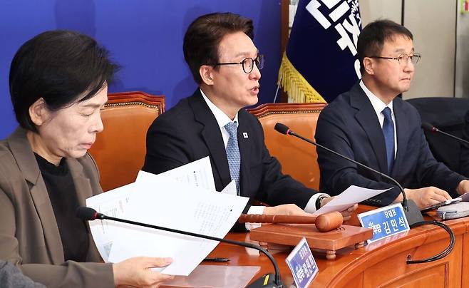 김민석 더불어민주당 대표가 14일 국회에서 열린 최고위원회의에서 발언하고 있다. 윤운식 선임기자 yws@hani.co.kr