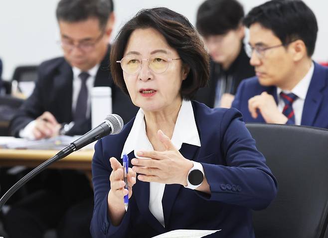 추미애 경기지사가 13일 경기 수원시 영통구 경기도청에서 열린 국회 행정안전위원회 경기도 국정감사 중 의원 질의에 답변하고 있다. 연합뉴스