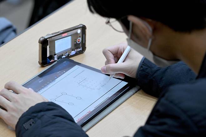 2022년 10월 31일 서울 관악구 서울대학교 관악캠퍼스 공과대학교 대강당에서 열린 컴퓨터공학부 알고리즘 수업에 참가한 학생들이 강의를 듣고 있다. 기사와 관련 없음. 왕태석 선임기자