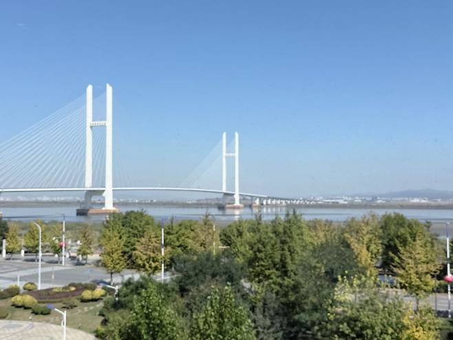 북한 평안북도 신의주시와 중국 랴오닝성 단둥시를 연결하는 신압록강대교가 착공 16년만인 15일 정식 개통한다고 중국 관영 신화통신이 보도했다. 신경진 특파원