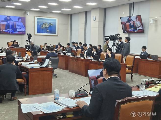 14일 열린 국회 교육위원회의 인천시·경기도·서울시교육청 대상 국정감사에서 도성훈 인천시교육감이 타 시·도 교육청 대상 질의를 지켜보고 있다. 박기웅기자