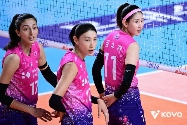지난 2024-25시즌 V-리그 경기 도중 투트크, 김연경, 김수지가 벤치를 바라보고 있다./한국배구연맹(KOVO) 제공