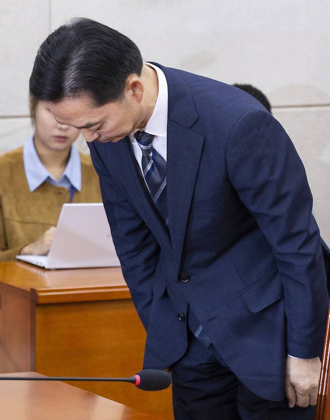 김지용 초대 중대범죄수사청장 후보자가 14일 국회 행정안전위원회에서 열린 인사청문회에서 인사말을 하기 전 고개숙여 인사하고 있다. 연합뉴스