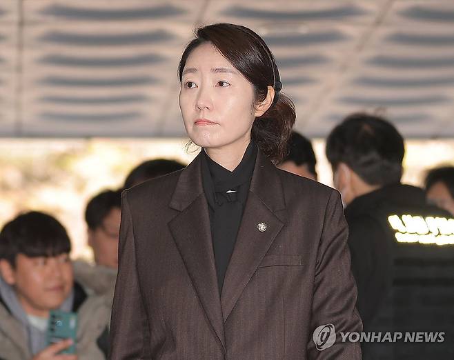 영장실질심사 출석하는 강선우 의원 (서울=연합뉴스) 류영석 기자 = '1억 공천헌금' 의혹을 받는 강선우 무소속 의원이 3일 서울 서초구 서울중앙지방법원에서 열린 구속 전 피의자 심문(영장실질심사)에 출석하고 있다. 2026.3.3 ondol@yna.co.kr