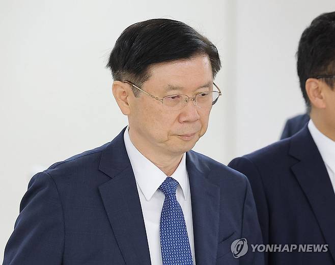 1심 선고 공판 출석하는 박종준 전 경호처장 (서울=연합뉴스) 류영석 기자 = 윤석열 전 대통령에 대한 공수처 체포영장 집행을 방해한 혐의로 기소된 박종준 전 경호처장이 9일 서울 서초구 서울중앙지방법원에서 열린 특수공무집행 방해 혐의 등 1심 선고 공판에 출석하고 있다. 2026.7.9 ondol@yna.co.kr