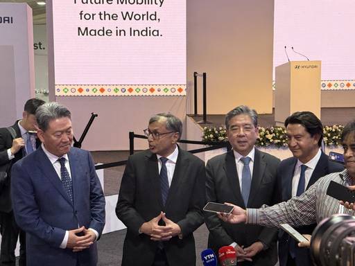 현대차그룹 서강현 기획조정담당 사장(왼쪽부터), 현대차 타룬 가르그 인도법인 CEO, 현대차그룹 장재훈 부회장, 현대차 호세 무뇨스 CEO가 14일(현지시간) 오후 인도 마하라슈트라주에서 열린 푸네 신공장 준공식이 끝난 후 기자들과 만나 질문에 답변하고 있다/양성운 기자