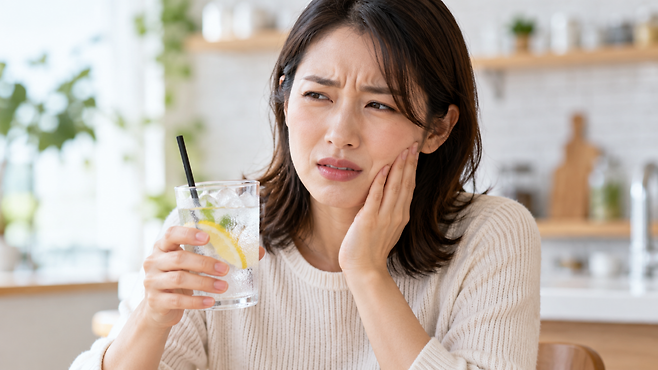 치아가 시린 증상의 의학적 명칭은 상아질 지각과민증이다. 찬 음식뿐 아니라 찬 바람이나 지나치게 단 음식 등의 자극에 치아가 날카로운 통증을 느끼는 상태다. 사진=AI 이용해 생성