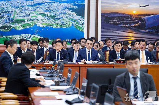 최인호 주택도시보증공사 사장이 15일 서울 여의도 국회에서 열린 국토교통위원회의 한국부동산원 등에 대한 국정감사에 출석해 의원 질의에 답하고 있다. 2026.10.15 ⓒ 뉴스1 유승관 기자