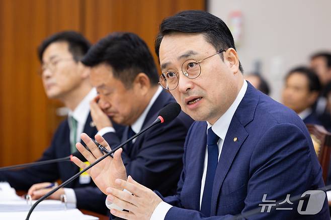 이헌욱 한국부동산원장이 15일 서울 여의도 국회에서 열린 국토교통위원회의 한국부동산원 등에 대한 국정감사에 출석해 의원 질의에 답하고 있다. 2026.10.15 ⓒ 뉴스1 유승관 기자