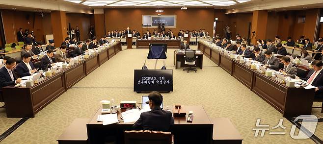 15일 오후 부산 남구 부산국제금융센터(BIFC)에서 국회 정무위원회의 한국자산관리공사, 한국주택금융공사, 신용보증기금에 대한 국정감사가 열리고 있다. 2026.10.15 ⓒ 뉴스1 윤일지 기자